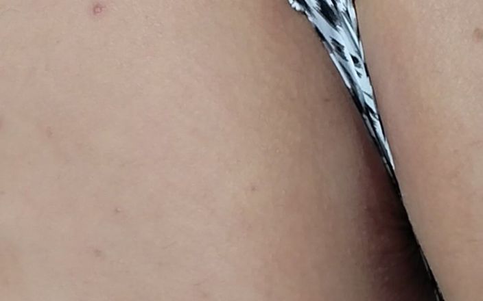 Morbosete000: ひもで彼女のお尻を見せながら歩いています