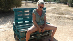 Dirty Tina: Pipì all'aperto nel parco