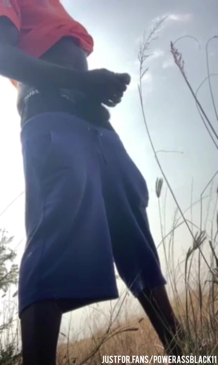 WildFreakBottom: 在灌木丛中独自激烈地自慰