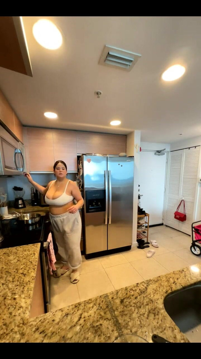 Dani Valentina: Привет, детка!