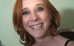 Une femme au foyer américaine mature suce une bite noire et la fait jouir