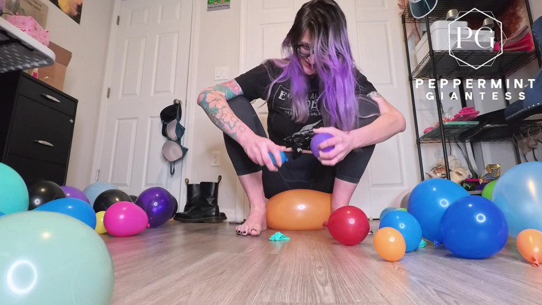 Peppermint Giantess: Gigante balão não pop esguicha asmr | Pés e mãos estridentes,...
