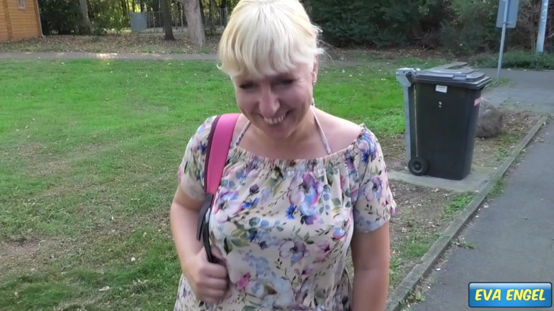 Eva Engel: Водій вантажівки трахає мене без презерватива на стоянці
