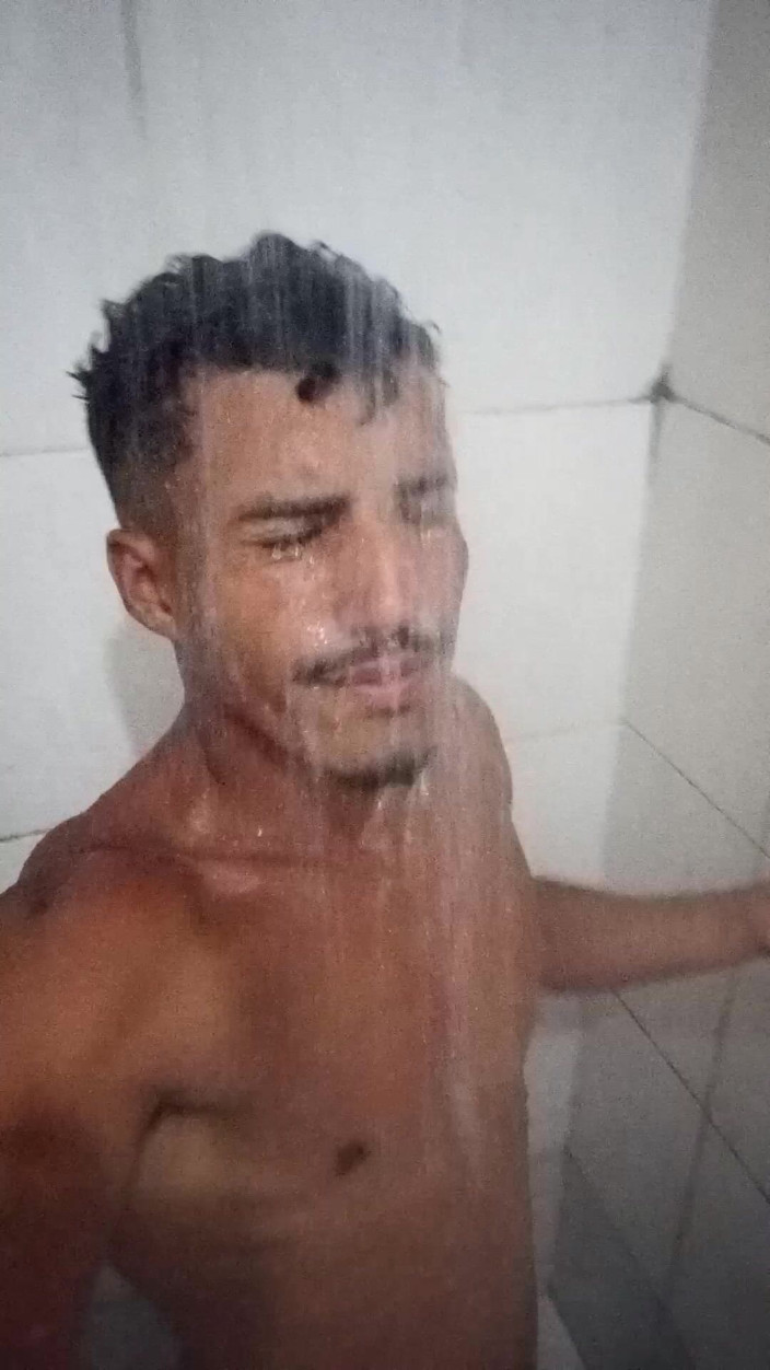 Bruninho Menezes: ブラジルのブルネット、16cm太い女性がシャワー中にいる - 毛深く硬いペニスが熱いシャワーを浴びている