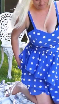 Mamă sexy blondă țâțoasă Rachel Travers se masturbează în aer liber