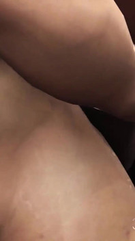Heißer sex im gloryhole-raum! Maskierter mann knallt harten sexy ebenholz