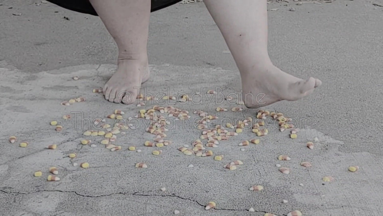 TheLadyBaine: SSBBW demoness a piedi nudi candy mais schiacciamento