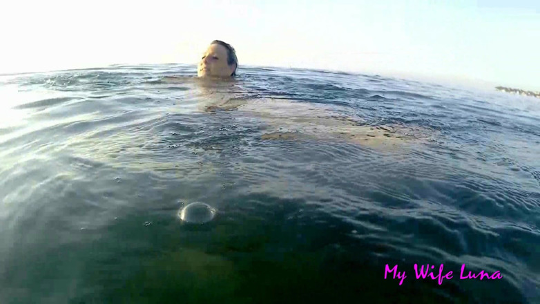 My Wife Luna: Chiavata in spiaggia