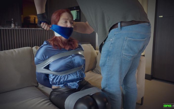 Gag Attack: Daisy - secretária tape bondage
