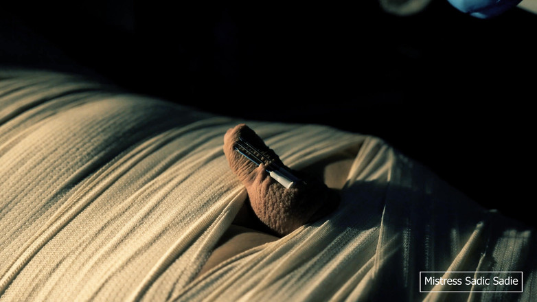 Sadic Sadie: Lékařská hra s mumifikací, jehlami, CBT a elektro hrou.