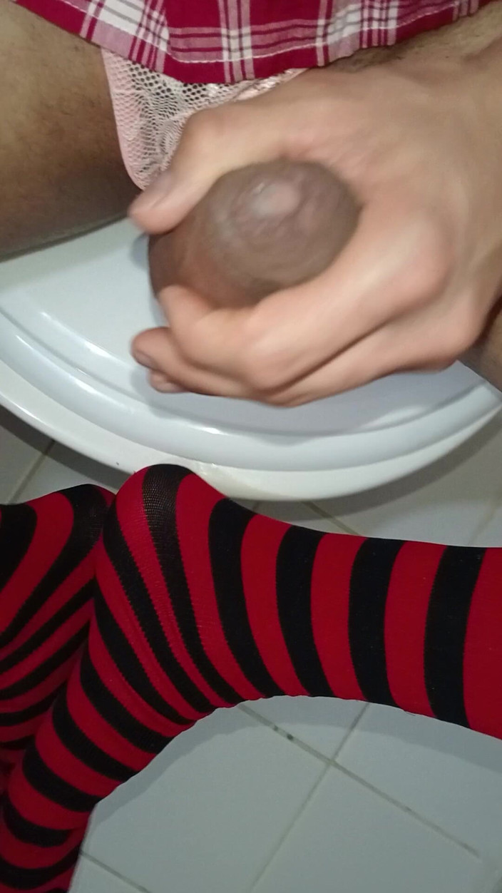 Rey rey: Uległa college loszka, spuszcza majtki, pod spódnicę i masturbuje się...