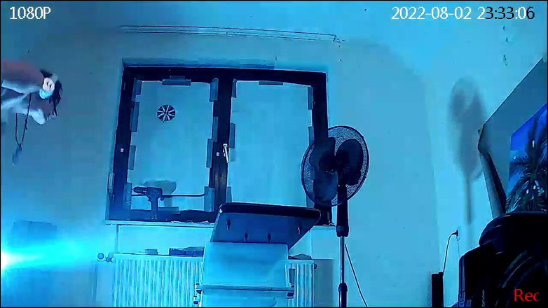 KittieNoOne: Tác phẩm nghệ thuật khỏa thân với cái đuôi cắm vào...