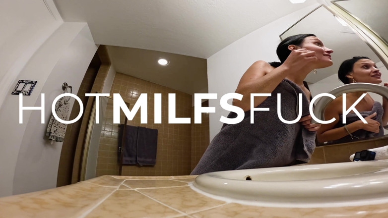 Hot Milfs Fuck: Профессионала по хоккею- чирлидершу имеют