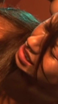 Un ange blonde squirteuse et une brune asiatique s’amusent dans un lit lesbien