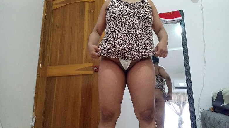 PATY PATY: Mijn stiefmoeder masturbeert terwijl ze denkt aan de stiefzoon die...