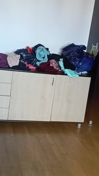 La Moglie Amatoriale Si Diverte a Provare I Vestiti E Tagliarli.
