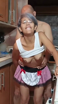 Adoro stare sulla schiena mentre mi faccio scopare, che bel cazzo ha il mio fratellastro.