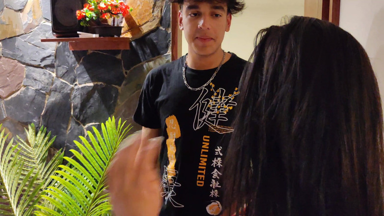 Anotonella-jones: Un Mec Entre Chercher Sa Balle Et Ils Finissent Par...