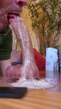 Jatuh ke dalam kemarahan pada dildo deepthroat dengan banyak hantu