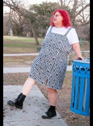 BBW nurse Vicki adventures with friends: Hog warts的跳跃者和疯狂的靴子在一个当地公园闪烁