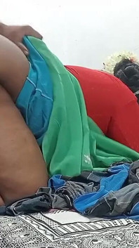 Une belle-mère tamoule surprend son beau-fils en train de se masturber et l’aide à jouir rapidement