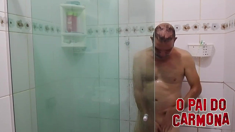 Carmona's father: Lelaki matang mandi dengan zakar yang keras