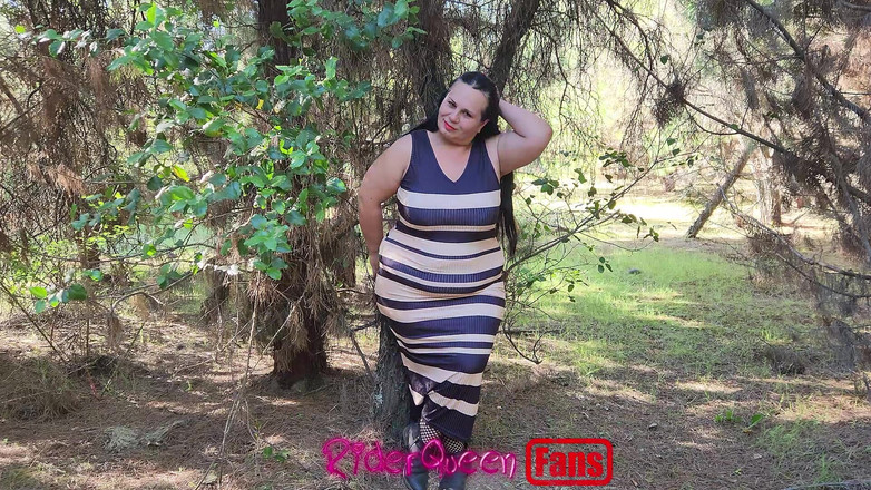 Riderqueen BBW Step Mom Latina Ebony: Riderqueen lagi sendirian di luar ruangan, video untuk penggemar