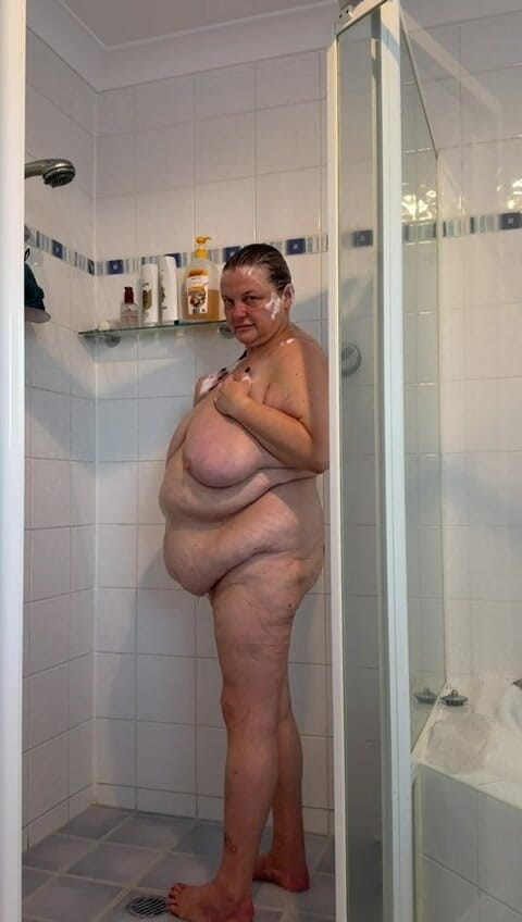 WeAreFukBunnies: Amcık deliğimi temizlerken beni izle