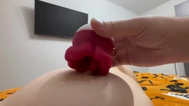 バキュームベロが私の硬い乳首を弄ぶ