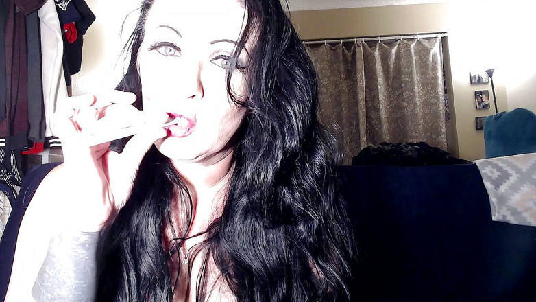 Abby Anna: Cận cảnh Virginia mảnh mai 120 hút thuốc