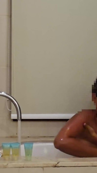 Une femme prend une douche dans un hôtel, MILF, scène complète, épisode 32901