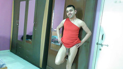 Cute & Nude Crossdresser: Sexy sissy crossdresser v horkých červených šatech ukazuje její zadek a péro.