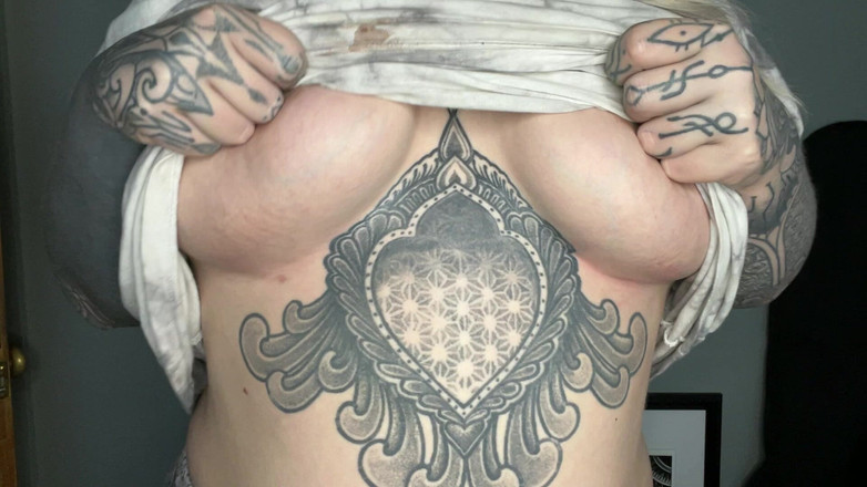 Miss Valentina: Wichsen im bett neben wifey