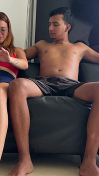 Vidím svou latinskou nevlastní sestru s velkým zadkem jít do posilovny a přesvědčím ji, aby cvičila doma s mým bohatým penisem
