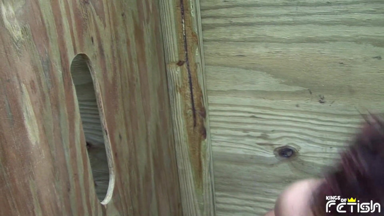 Gay Diaries: Tätowierter twink lutscht zwei große schwänze durch das gloryhole und...