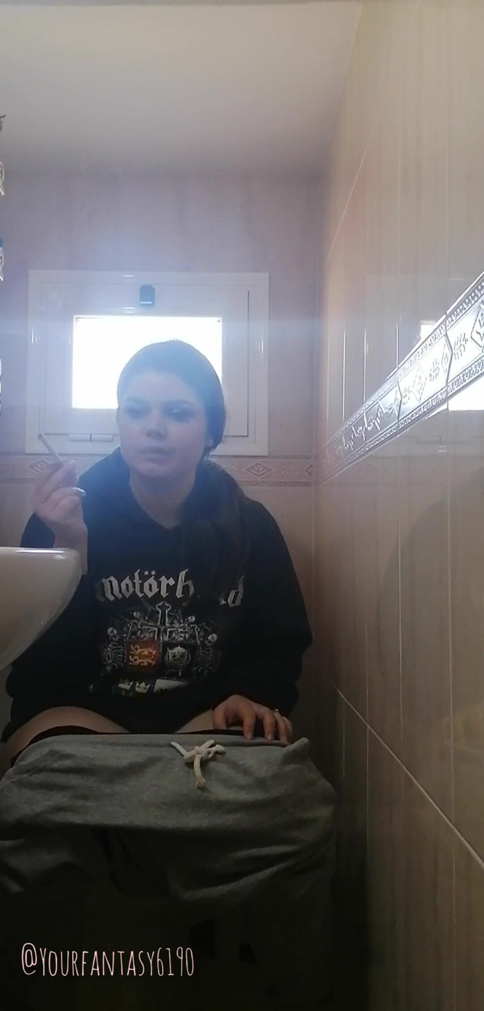 Your fantasy studio: 화장실에서 감시자