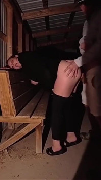 Záludný sex v parku a drsné šukání pro manželku