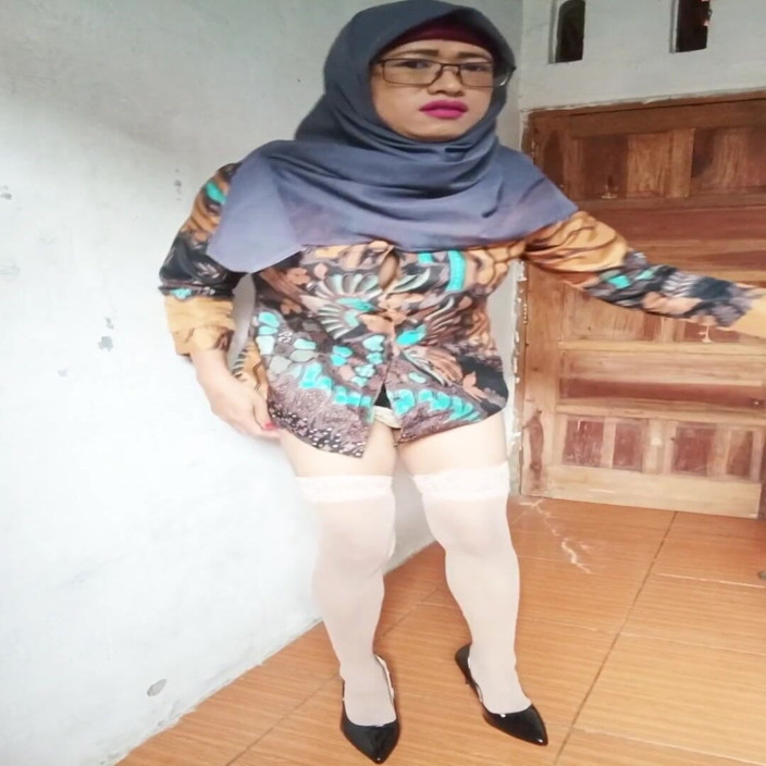 Mitha Zhe: Hot Asian Hijab Shemale Rides a Huge Dildo and Masturbates