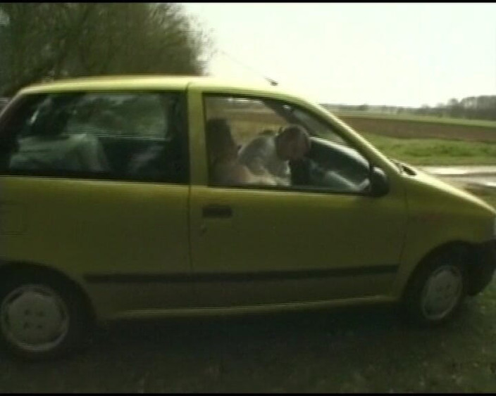 Deutsche Damen: Memek tante semok jerman di-fingering dan dijilat di dalam mobil