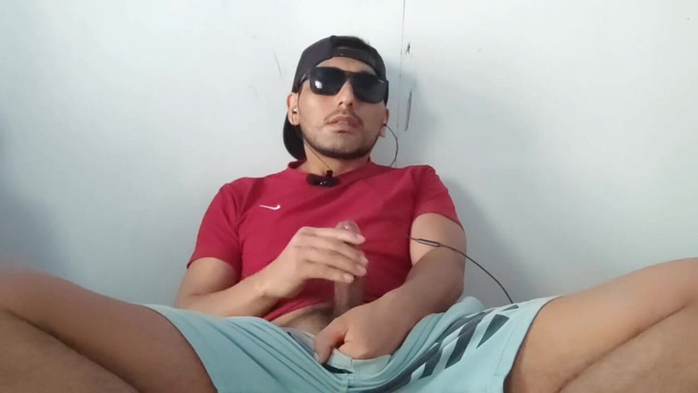 Hornyboy2058: Сексуальная латина мастурбирует солнцезащитными очками