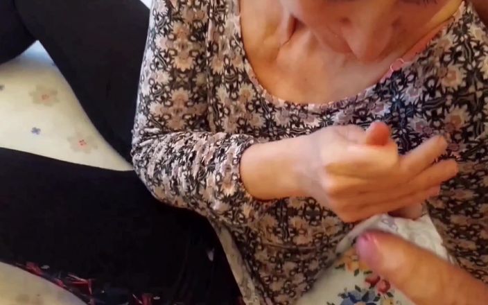 Selena701: Soția amatoare se bucură de muie cu înghițire după mers