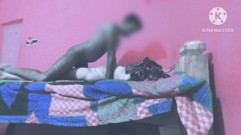 Housewife 69: Uma prostituta desi foi encontrada sozinha em sua casa, onde...