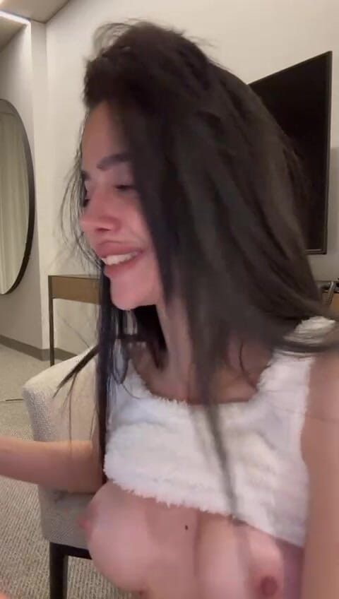 silicone_brunette: Stříkání na moje oblíbené porno