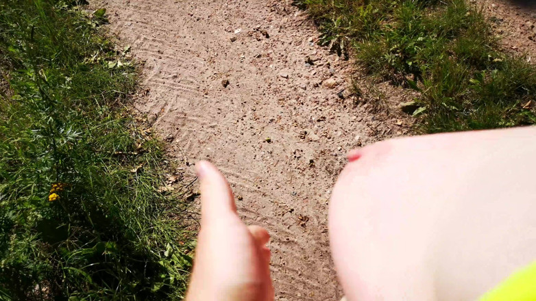 Bouncy Tits Action: Tittenklatschen auf dem lauf