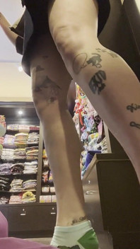 Commando Et Essayage De Vêtements Dans Un Magasin Sans Vestiaire!