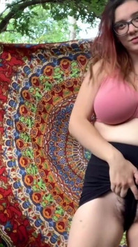 Tu vecina peluda caliente quiere desnudarse para ti