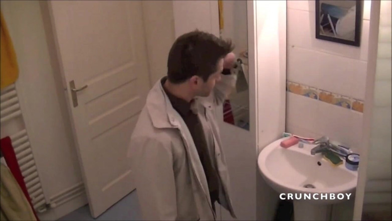 French Twinks Amator videos: まっすぐな男の子好奇心がホテルでイケメンに訴えられる