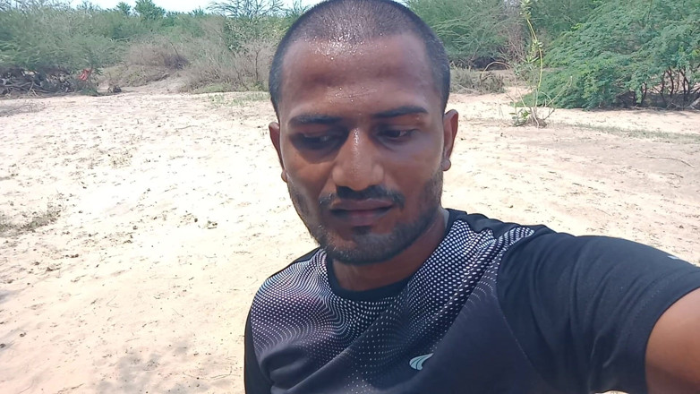 KUMBHA MANOJ KUMAR: Soț indian desi care își caută soția pe copaci, prima parte