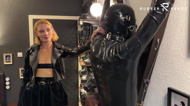 Rubber pervs: Gummi smiskar pervers rumpa