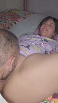 Ich erwischte meine stiefmutter beim masturbieren und komme am ende in ihre große haarige muschi. Haarige muschi in nahaufnahme